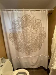 uma cortina de chuveiro com uma mandala na casa de banho em Deleuxe Studio en Caballito em Buenos Aires