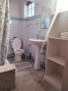 サンファンにあるCasita Natural Village #6 y #8のバスルーム(トイレ、洗面台付)