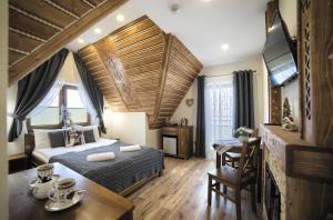 um quarto com uma cama e uma mesa num quarto em Willa Góralski Styl em Bukowina Tatrzańska
