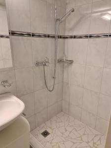 y baño con ducha y lavamanos. en Luegisland 1 Bühlmann, en Arosa
