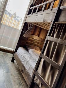- deux lits superposés dans une chambre dans l'établissement Hostel Gudauri Adventure, à Goudaouri