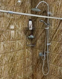 La salle de bains est pourvue d'une douche avec un pommeau de douche. dans l'établissement Hostel Gudauri Adventure, à Goudaouri