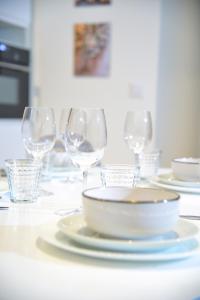 einen Tisch mit Tellern und Weingläsern darauf in der Unterkunft Appartment Montorgueil/Châtelet in Paris