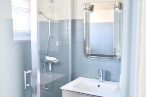 a bathroom with a sink and a shower at Les Gîtes du Vallon du Trunvel in Plonéour-Lanvern
