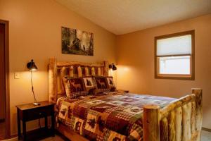 - une chambre avec un lit en bois et une fenêtre dans l'établissement Maple Creek Cabin, minutes from Cook Forest, ANF, à Marienville