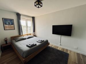 una camera con letto e TV a schermo piatto di Appartement - Concarneau a Concarneau