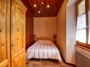 - une chambre avec un lit dans l'établissement Maison Morillon Village, 4 pièces, 7 personnes - FR-1-642-13, à Morillon