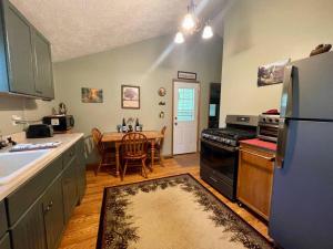 A kitchen or kitchenette at Cozy Cottage near Cook Forest Park, ANF