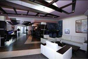een grote woonkamer met witte banken en een tafel bij Belvedere Holiday Club h 305 in Bansko