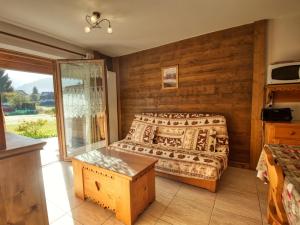 une chambre avec un lit dans une pièce avec une fenêtre dans l'établissement Bel appartement T3 avec terrasse, 2 chambres à Morillon - FR-1-642-25, à Morillon