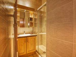 Et badeværelse på Superbe duplex rénové 4 chambres - Centre village, proche télécabine - FR-1-642-29 + 10 billeder