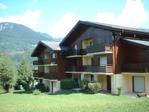 a large apartment building with a green yard at Appartement Morillon Village, 2 pièces, 4 personnes - FR-1-642-38 in Morillon