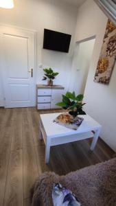 a living room with a white table and a tv at Apt FIONA1 Centrum700m Prywatny Parking Bezpłatny in Karpacz