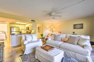 sala de estar con 2 sofás blancos y cocina en Comfortable Siesta Key Condo with Pool Access! en Siesta Key