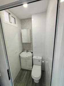 ein kleines Bad mit WC und Waschbecken in der Unterkunft Luxury Port View R31 in Las Palmas de Gran Canaria