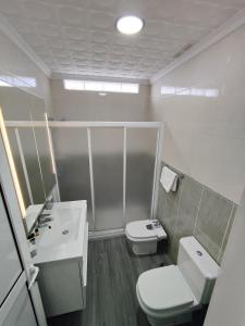 ein Bad mit einem WC und einem Waschbecken in der Unterkunft Luxury Port View R31 in Las Palmas de Gran Canaria