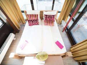 Zimmer mit 2 Betten und Kissen in einem Gebäude in der Unterkunft Hotel Restaurant Krehl's Linde in Stuttgart