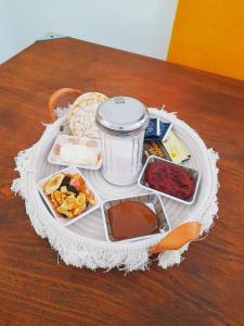 una bandeja de comida encima de una mesa en Alquiler Vacacional Belen Catamarca en Belén