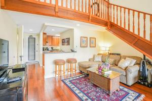 ein Wohnzimmer mit einem Sofa und einem Tisch in der Unterkunft Hanalei Bay Resort 2301 in Princeville
