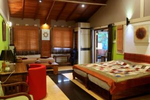 Cocoville في باسيكودا: غرفة نوم مع سرير وغرفة معيشة