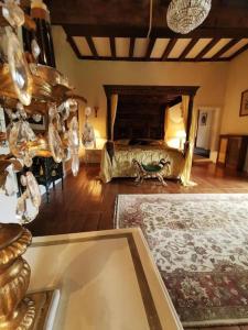 1 dormitorio con cama, mesa y alfombra en Château de Clérans en Saint-Léon-sur-Vézère