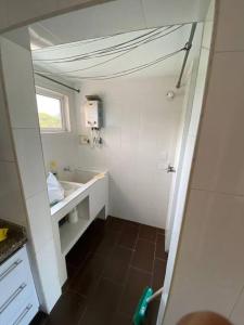 Ένα μπάνιο στο Privado y comodo, amoblado apartamento, Roldanillo