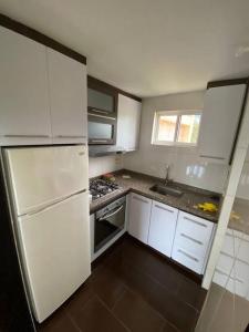 Η κουζίνα ή μικρή κουζίνα στο Privado y comodo, amoblado apartamento, Roldanillo +9 φωτογραφίες