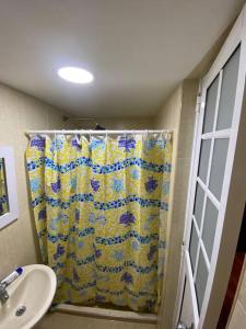 Ένα μπάνιο στο Privado y comodo, amoblado apartamento, Roldanillo