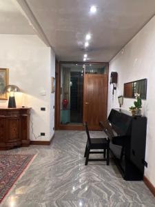 sala de estar con piano y escritorio en Residenza Borgo San Rocco, en SantʼAmbrogio di Valpolicella