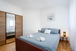 sypialnia z łóżkiem z ręcznikami w obiekcie Vacation villa Matic with 7 bedrooms w mieście Sinj