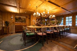 une salle à manger avec une grande table et des chaises dans l'établissement Magic Megève Bois, à Demi-Quartier