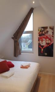 een slaapkamer met een wit bed en een raam bij Aux 4 vents - Malmedy in Malmedy