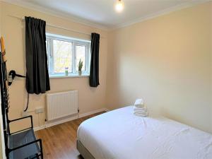 - une chambre avec un lit blanc et une fenêtre dans l'établissement Stepney Green Comfy Double bed rooms 14, à Londres