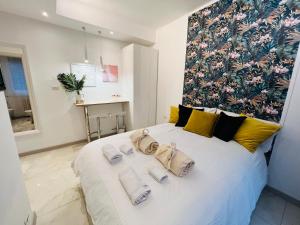ein Schlafzimmer mit einem großen weißen Bett mit Handtüchern darauf in der Unterkunft Suite del Ponte in Varese