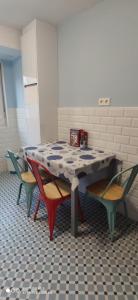 een tafel met twee stoelen en een tafel met bij Precioso piso totalmente reformado. in Gijón