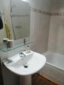 Kúpeľňa v ubytovaní Precioso triplex con jardín y Wifi Puig Falcó 1