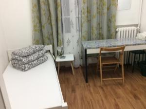 Cette chambre comprend un lit, une table et une chaise. dans l'établissement Rose, à Villejuif