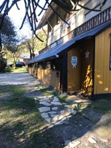 un edificio con toldo azul junto a una calle en Sacromonte Apart, en San Martín de los Andes
