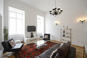 sala de estar con sofá y mesa en Casa Mandl en Brasov