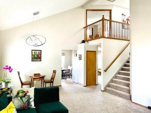 un salon avec un escalier et une salle à manger dans l'établissement Artsy Home close to USAFA with Fireplace and Patio, à Colorado Springs
