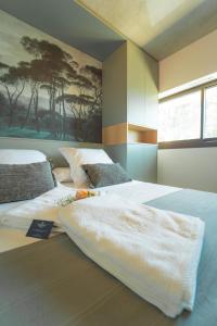 Uma cama ou camas num quarto em Villa Ananda - Gâia - Harmonie avec vue mer et étangs