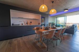 uma cozinha e sala de jantar com mesa e cadeiras em Villa Ananda - Gâia - Harmonie avec vue mer et étangs em Carnon-Plage