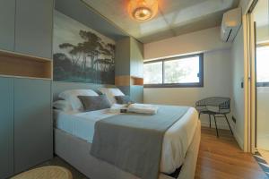 Uma cama ou camas num quarto em Villa Ananda - Gâia - Harmonie avec vue mer et étangs
