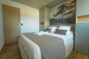 Uma cama ou camas num quarto em Villa Ananda - Gâia - Harmonie avec vue mer et étangs