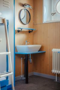 W łazience znajduje się umywalka i lustro. w obiekcie ARCONA - Übernachten auf dem Wasser - direkt am Bontekai w mieście Wilhelmshaven