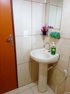 a bathroom with a sink and a mirror at Villa Ágape - Chapada dos Veadeiros in Alto Paraíso de Goiás