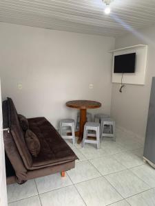 sala de estar con sofá y mesa con taburetes en Apto Balneário Camboriú 4km praia central, en Balneário Camboriú