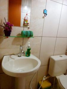 uma casa de banho com um lavatório e um WC em Villa Ágape - Chapada dos Veadeiros em Alto Paraíso de Goiás