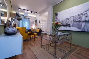 A seating area at Downtown luxury apartment with backyard