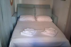 A bed or beds in a room at Downtown luxury apartment with backyard